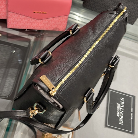 MICHAEL KORS
Carine Large Pebbled Leather Top Zip Satchel
Black
NWT - Picture 7 of 16